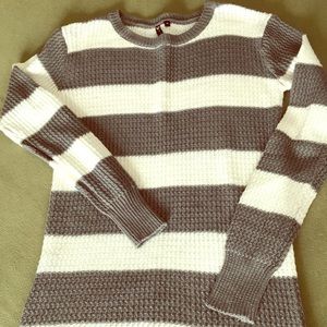 Grey and white sweater dress! 👗